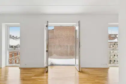 Large and functional 1-room home with a courtyard-facing balcony. – photo 6
