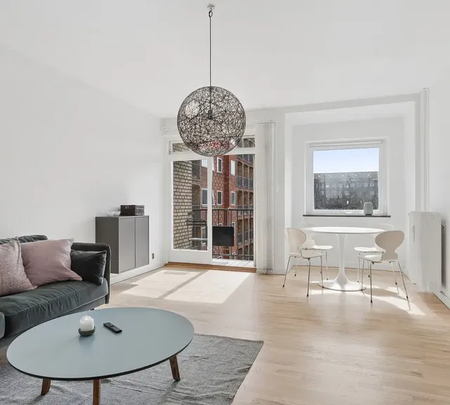 apartment Lys 3-værelses lejlighed med to sydvendte altaner mellem Marmorkirken og Kongens Have