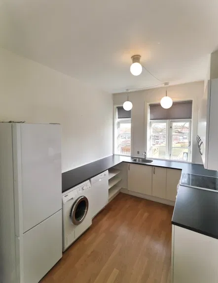 apartment Charmerende lejlighed med altan og højt til loftet