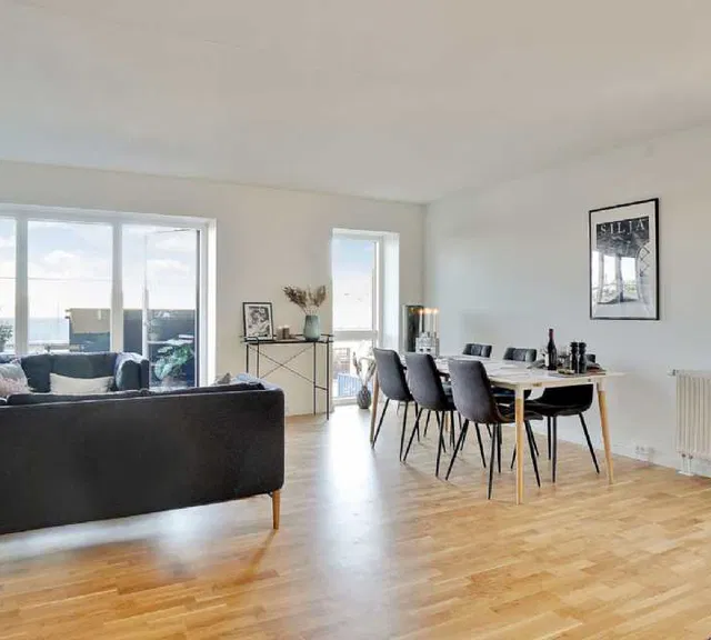 apartment Rummelig og lys 4-værelses lejlighed med altan i et moderne byggeri i Søborg
