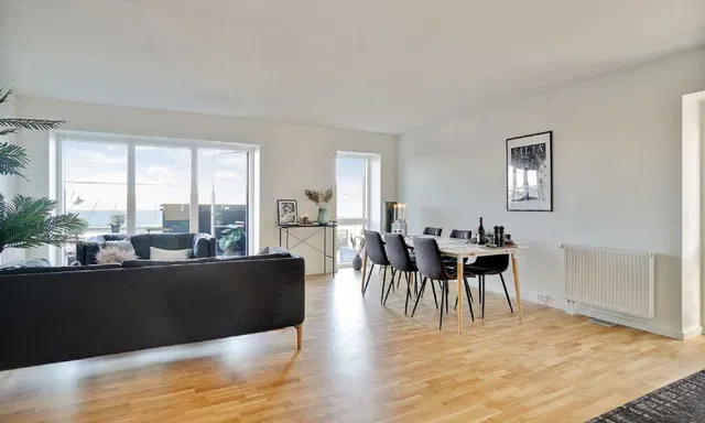 apartment Rummelig og lys 4-værelses lejlighed med altan i et moderne byggeri i Søborg