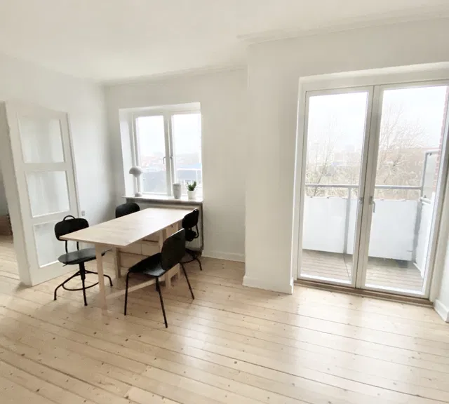 apartment 3-værelses lejlighed i Aalborg med sydvendt altan og udsigt!