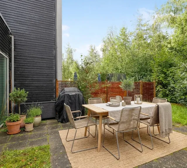 apartment Rummelig 4-værelses i flere plan med tagterrasse, privat have og to badeværelser – 140 m2 i grønne omgivelser