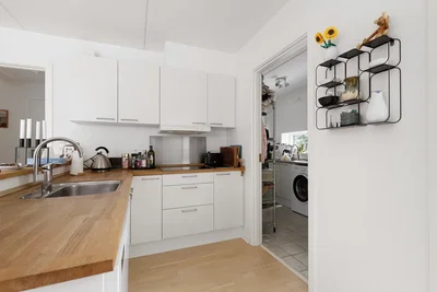 Rummelig 4-værelses i flere plan med tagterrasse, lille have og parkering – husdyr tilladt - Farøvej, Kolding - 2