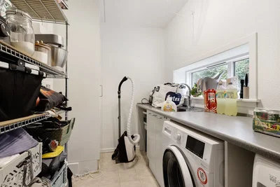 Rummelig 4-værelses i flere plan med tagterrasse, lille have og parkering – husdyr tilladt - Farøvej, Kolding - 3