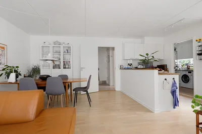 Rummelig 4-værelses i flere plan med tagterrasse, lille have og parkering – husdyr tilladt - Farøvej, Kolding - 1