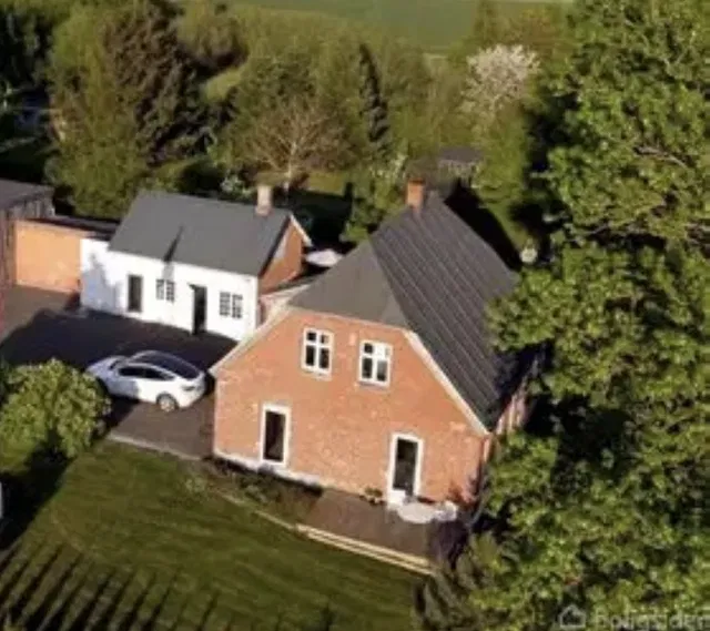 house Landhus med stor skovhave og højt til loftet.