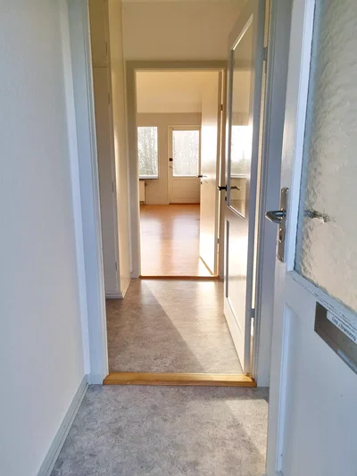 Budgetvenlig stor 2-værelses på 71 m2 med elevator, parkering og stor altan med grøn udsigt - Thrigesvej, Haderslev - 1