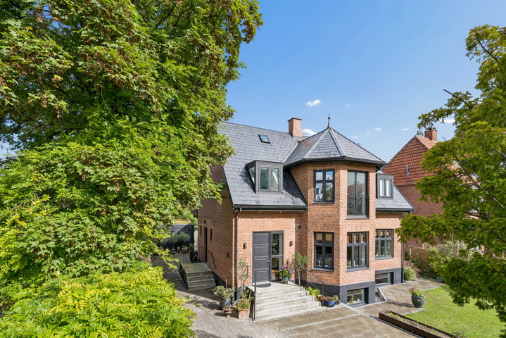 Lys villalejlighed med loft til kip og solrig terrasse - Rentemestervej, København NV - 0