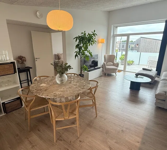 apartment Lys 3-værelses med stor altan i naturskønt område