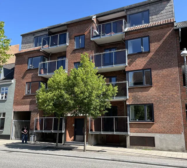 apartment 3 Værelses lejlighed med altan midt i byen