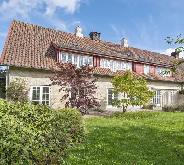 house Historisk villa med fire etager og grønne omgivelser