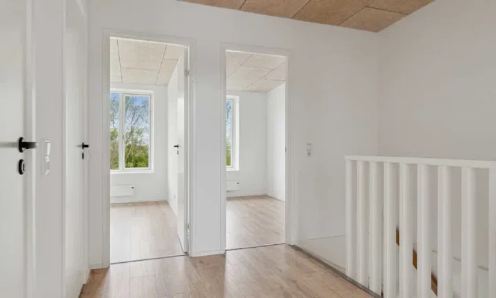 Flot og rummelig 5-værelses rækkehus i 2 plan med to badeværelser, egen terrasse og have samt eget skur med plads til opbevaring! - Jørgen Nyborgs Vej, Slagelse - 0