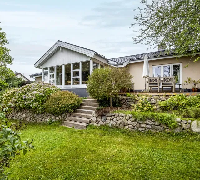 house Lys og rummelig villa med grønne omgivelser