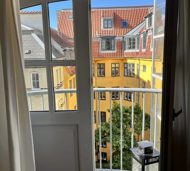 apartment Charmerende møbleret studiolejlighed over for Kongens Have