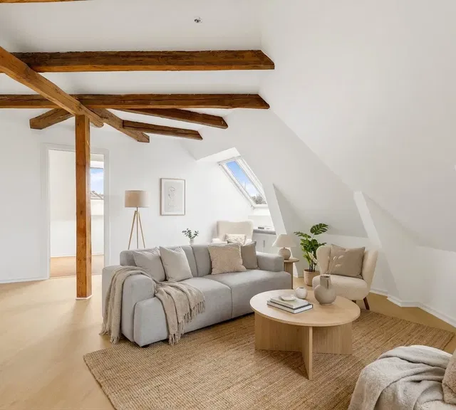 apartment Lys 5-værelses taglejlighed på 130 m2 med altan, synlige bjælker og mulighed for parkering