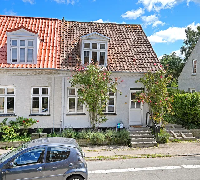 house Charmerende halvt dobbelthus med have og altan i Holbæk