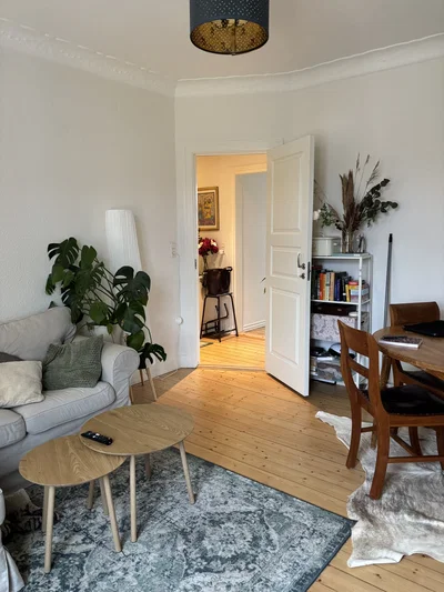 Charmerende 3-værelses med stuk, plankegulve og lyst køkken – 67 m2 - Fredericiagade, Aalborg - 1
