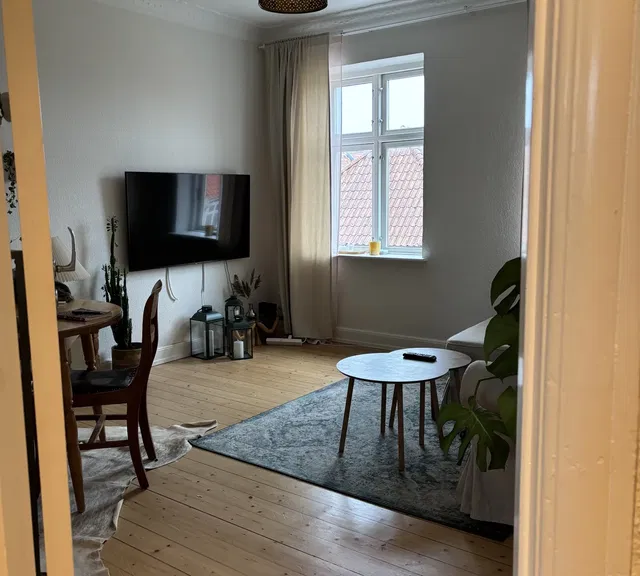 apartment Charmerende 3-værelses med stuk, plankegulve og lyst køkken – 67 m2