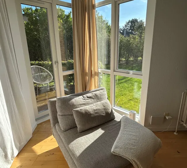 apartment Lys 3-værelses i stueplan med terrasse, nye 3-lags vinduer og parkering – indflytning 1. november