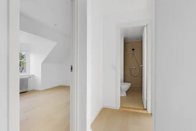 Lys 2-værelses taglejlighed med skråvægge og moderne køkken – 44 m2 - Kalkbrænderivej, Horsens - 3