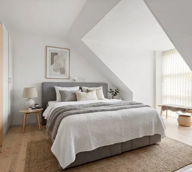 apartment Lys og rummelig 4-værelses med charmerende skråvægge, fransk altan og moderne bekvemmeligheder – 94 m2