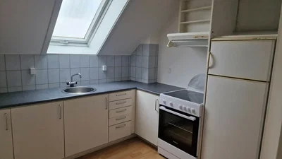 Lys 2-værelses tagetagelejlighed med ovenlysvinduer og separat køkken – 65 m2 med praktisk planløsning - Kampmannsgade, Herning - 2