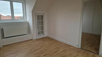 Lys 2-værelses tagetagelejlighed med ovenlysvinduer og separat køkken – 65 m2 med praktisk planløsning - Kampmannsgade, Herning - 3