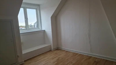 Lys 2-værelses tagetagelejlighed med ovenlysvinduer og separat køkken – 65 m2 med praktisk planløsning - Kampmannsgade, Herning - 4