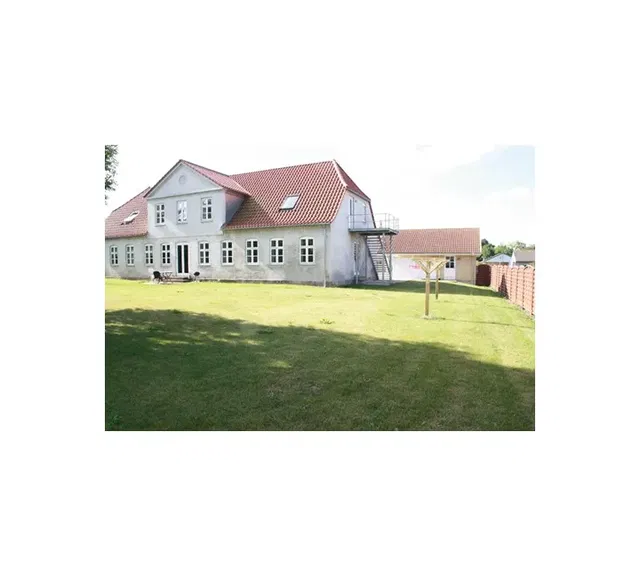 house Renoveret stuelejlighed med god plads