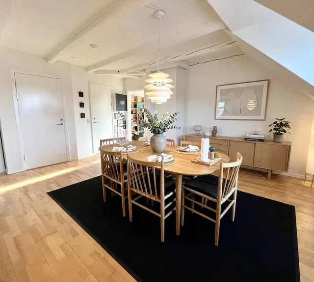 apartment Lys 3-værelses på 100 m2 øverst i klassisk ejendom – synlige bjælker og hyggeligt gårdmiljø