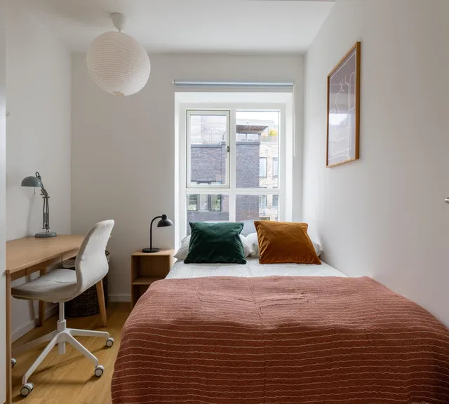 room Lyst værelse i moderne lejlighed med tagterrasse