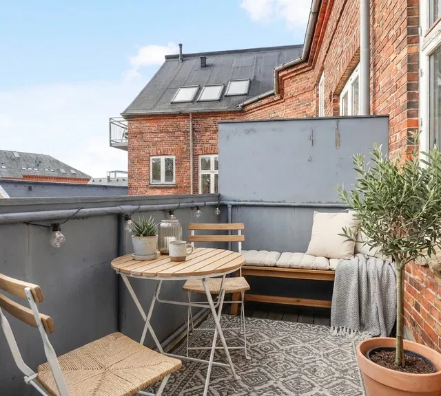 apartment Bright 3-room apartment of 81 m² with two balconies, a modern kitchen and classic charm