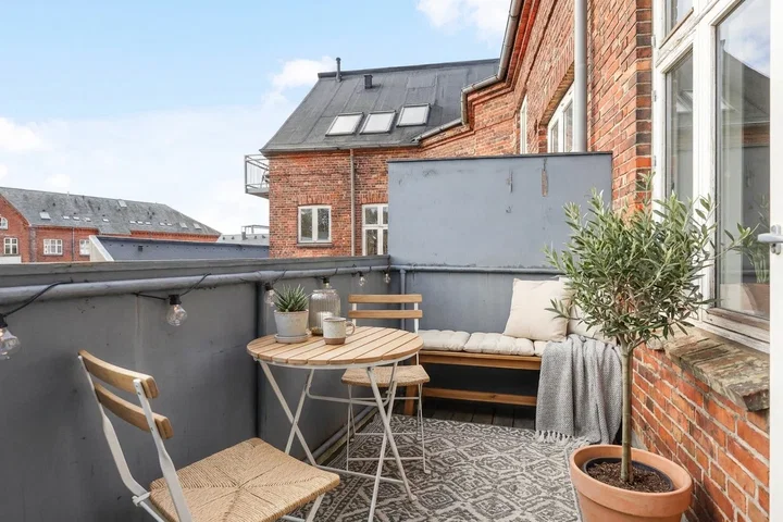Lys 3-værelses på 81 m2 med to altaner, moderne køkken og klassisk charme - Kongensgade, Esbjerg - 0