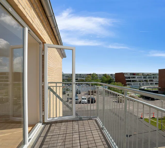 apartment Rummelig 4-værelses lejlighed med lyst opholdsrum