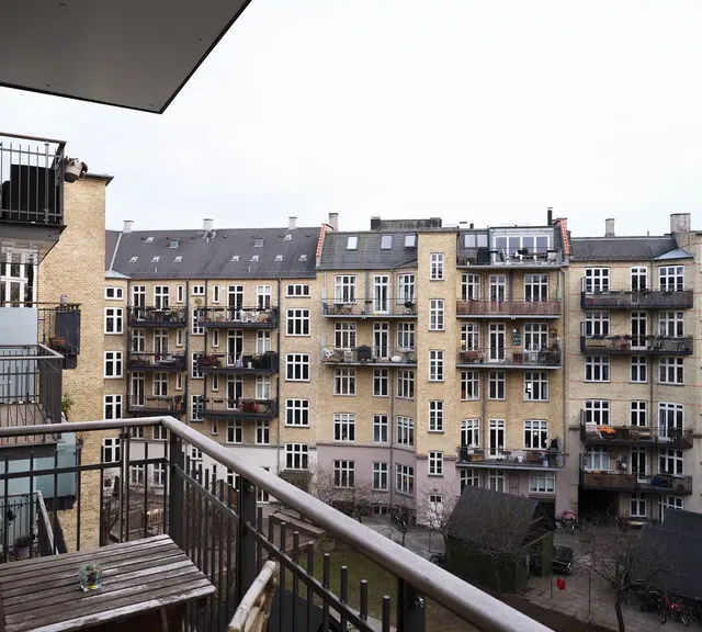 apartment Lys treværelses lejlighed med overdækket altan