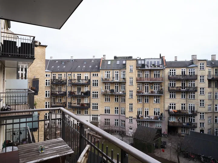 Lys treværelses lejlighed med overdækket altan - Dybbølsgade, København V - 0