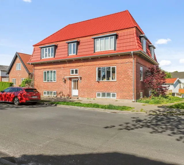 apartment Bright 2-room apartment of 67 m² in a classic brick building – lovely garden, new roof and windows