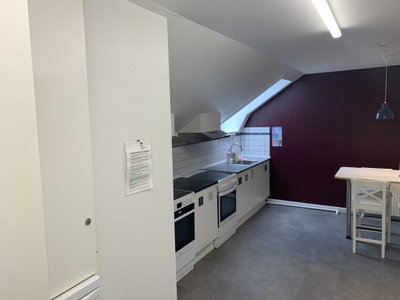 Lyst ungdomsværelse midt i gågaden i Frederikssund - Jernbanegade, Frederikssund - 1