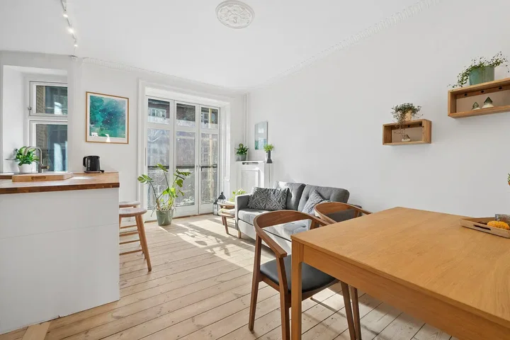 Møbleret og skøn 2-værelses med sydvendt og dejlig altan - Ålborggade, København Ø - 0