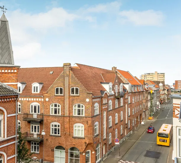 apartment Veldisponeret taglejlighed med solvendt altan
