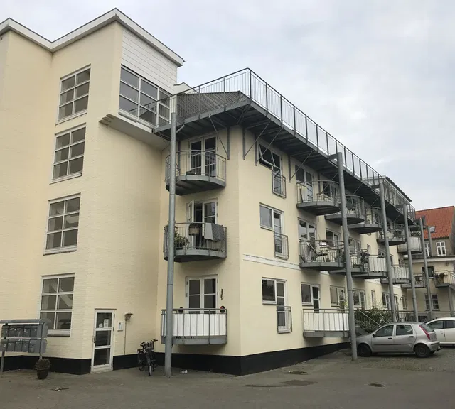 apartment 2-værelses lejlighed med altan mod gårdhaven