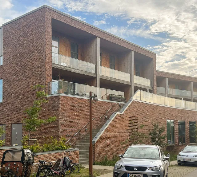 apartment Særdeles attraktiv bolig med solrig altan og terrasse