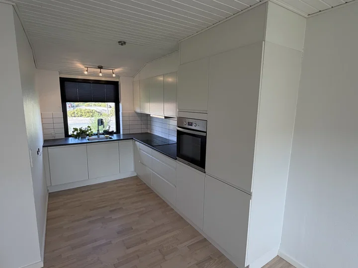 Lyst 3-værelses hus på 84 m2 med terrasse, parkering og husdyr tilladt - Tørholmsvej, Hjørring - 0