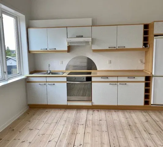 apartment Lys 2-værelses på 69 m2 med spisekøkken og stort badeværelse – tæt på indkøb og bus