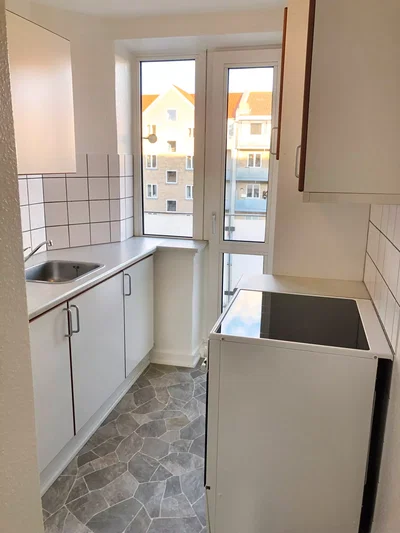 Lys 2-værelses med altan og plankegulve – 52 m2 i klassisk ejendom - Færøgade, Aalborg - 1