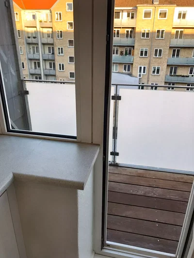 Lys 2-værelses med altan og plankegulve – 52 m2 i klassisk ejendom - Færøgade, Aalborg - 2