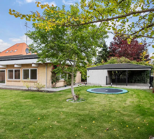 house Lys villa i ét plan med tre værelser og grøn have
