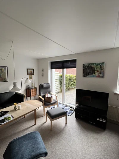 Lyst 3-værelses rækkehus i to plan med stor terrasse og skur – seniorbolig, parkering og husdyr tilladt - Aastrupvej, Haderslev - 1