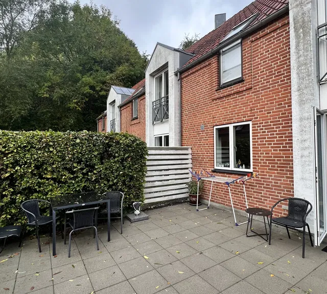 townhouse Lyst 3-værelses rækkehus i to plan med stor terrasse og skur – seniorbolig, parkering og husdyr tilladt